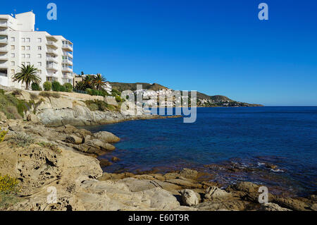 Côte rocheuse de la Méditerranée près de la ville de Rosas sur la Costa Brava, Catalogne, Espagne Banque D'Images