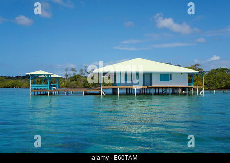 Caraïbes maison sur pilotis sur l'eau, Panama, Amérique Centrale Banque D'Images