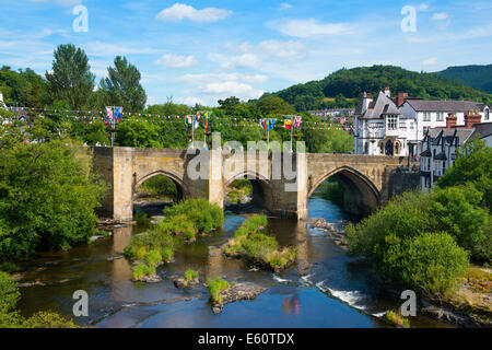 Un pont sur la rivière Dee à Llangollen, Denbighshire, Wales, UK Banque D'Images