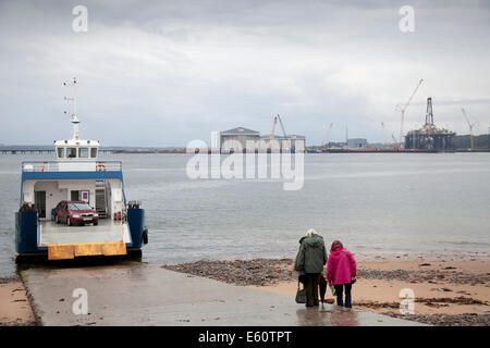 Car-ferry, chargement et déchargement, transport de passagers, de ferry, voiture, transport, voyage, petite, véhicule, côtières, traversier, l'eau de mer, voile, bateau, bleu, passage à niveau, float, jour, voyage, personnes, navire à Invergordon, Ecosse, Royaume-Uni. Nigg & Ferry Point. Banque D'Images