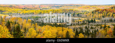 Couleurs d'automne la vallée au-dessous de la Wrenshall a un panorama. Banque D'Images