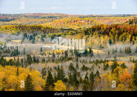 Couleurs d'automne la vallée au-dessous de la Wrenshall a un panorama. Banque D'Images