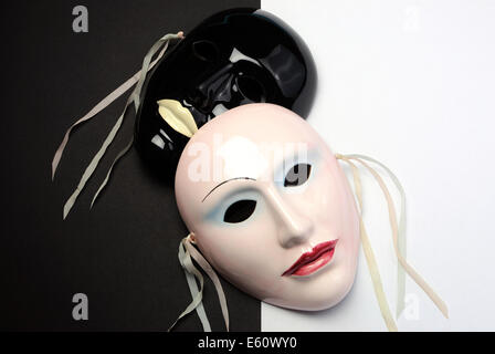 Thème noir et blanc masques en céramique pour agir, la performance ou le théâtre concept. Banque D'Images