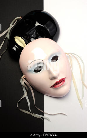 Thème noir et blanc masques en céramique pour agir, la performance ou le théâtre concept. La verticale. Banque D'Images