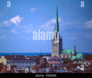 Tallinn, Estonie. 2Nd Sep 1990. L'emblématique 124 m (407 ft) flèche de la 13e siècle l'église St Olav, un important symbole de Tallinn, s'élève au-dessus de son centre historique (vieille ville), exceptionnellement bien préservé du nord de l'Europe médiévale ville sur la mer Baltique et classé au Patrimoine Mondial de l'UNESCO. Tallinn est la capitale et la plus grande ville d'Estonie. Cette photo a été prise lorsque l'Estonie a été la RSS d'Estonie, une partie de l'Union soviétique. © Arnold Drapkin/ZUMA/Alamy Fil Live News Banque D'Images