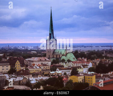 Tallinn, Estonie. 2Nd Sep 1990. L'emblématique 124 m (407 ft) flèche de la 13e siècle l'église St Olav, un important symbole de Tallinn, s'élève au-dessus de son centre historique (vieille ville), exceptionnellement bien préservé du nord de l'Europe médiévale ville sur la mer Baltique et classé au Patrimoine Mondial de l'UNESCO. Tallinn est la capitale et la plus grande ville d'Estonie. Cette photo a été prise lorsque l'Estonie a été la RSS d'Estonie, une partie de l'Union soviétique. © Arnold Drapkin/ZUMA/Alamy Fil Live News Banque D'Images