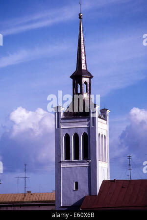 Tallinn, Estonie. 2Nd Sep 1990. La tour du milieu du xixe siècle, le néo-gothique Saint-Jean (église évangélique luthérienne s'élève de la place de la liberté à Tallinn, la capitale et la plus grande ville d'Estonie. Cette photo a été prise lorsque l'Estonie a été la RSS d'Estonie, une partie de l'Union soviétique. © Arnold Drapkin/ZUMA/Alamy Fil Live News Banque D'Images