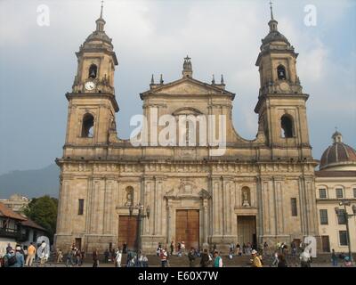 La Catedral Primada de Bogotá, dans la place Bolívar, Bogotá, Colombie Banque D'Images