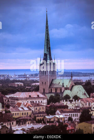 Tallinn, Estonie. 2Nd Sep 1990. L'emblématique 124 m (407 ft) flèche de la 13e siècle l'église St Olav, un important symbole de Tallinn, s'élève au-dessus de son centre historique (vieille ville), exceptionnellement bien préservé du nord de l'Europe médiévale ville sur la mer Baltique et classé au Patrimoine Mondial de l'UNESCO. Tallinn est la capitale et la plus grande ville d'Estonie. Cette photo a été prise lorsque l'Estonie a été la RSS d'Estonie, une partie de l'Union soviétique. © Arnold Drapkin/ZUMA/Alamy Fil Live News Banque D'Images