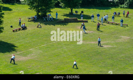 Mumford, New York, USA. 10e Août, 2014. Le talbot joue juste en rouge (caps) prendre sur Live Oak lors du 12e congrès annuel de la Silver Ball Vintage Tournoi de Base Ball joué à la Genesee Country Village and Museum. Onze équipes de partout dans le nord-est et du Midwest des États-Unis se sont réunis pour ces trois jours de tournoi à la ronde, joué par les règles de 1866, y compris ''pas de gants ou autre équipement de protection'' permis. Crédit : Brian Cahn/ZUMA/Alamy Fil Live News Banque D'Images