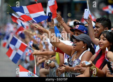 New York, USA. 10e Août, 2014. Les gens assistent à la parade de la République dominicaine à New York, États-Unis, 10 août 2014. République dominicaine Jour est une fête célébrant la tradition dominicaine, patrimoine et folklore dans les rues de New York. Credit : Wang Lei/Xinhua/Alamy Live News Banque D'Images