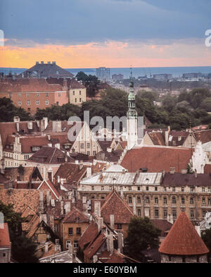 Tallinn, Estonie. 2Nd Sep 1990. La tour octogonale et renaissance reconstruit spire du 14ème siècle, l'église médiévale du Saint-Esprit, ou l'église du Saint Esprit, s'élève au-dessus du centre historique (vieille ville) de Tallin, exceptionnellement bien préservé d'une cité médiévale ville du nord de l'Europe sur la mer Baltique, et classé au Patrimoine Mondial de l'UNESCO. Tallinn est la capitale et la plus grande ville d'Estonie. Cette photo a été prise lorsque l'Estonie a été la RSS d'Estonie, une partie de l'Union soviétique. © Arnold Drapkin/ZUMA/Alamy Fil Live News Banque D'Images