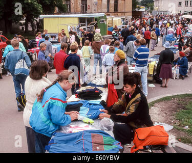 Tallinn, Estonie. 2Nd Sep 1990. Un marché aux puces en plein air à Tallinn, la capitale et la plus grande ville d'Estonie. Les biens de consommation n'étaient pas facilement disponibles lorsque cette photo a été prise, l'Estonie a été la RSS d'Estonie, une partie de l'Union soviétique. © Arnold Drapkin/ZUMA/Alamy Fil Live News Banque D'Images