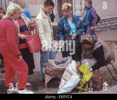 Tallinn, Estonie. 2Nd Sep 1990. Un marché aux puces en plein air à Tallinn, la capitale et la plus grande ville d'Estonie. Les biens de consommation n'étaient pas facilement disponibles lorsque cette photo a été prise, l'Estonie a été la RSS d'Estonie, une partie de l'Union soviétique. © Arnold Drapkin/ZUMA/Alamy Fil Live News Banque D'Images