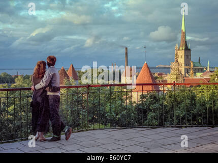 Tallinn, Estonie. 2Nd Sep 1990. Un jeune couple voir le centre historique (vieille ville) de Tallin à partir de la plate-forme d'observation Patkuli. Exceptionnellement bien préservé d'une cité médiévale ville du nord de l'Europe sur la mer Baltique, il est classé au Patrimoine Mondial de l'UNESCO. Le droit à des tours de défense de la ville et l'emblématique flèche de la 13e siècle l'église St Olav peut être vu. © Arnold Drapkin/ZUMA/Alamy Fil Live News Banque D'Images