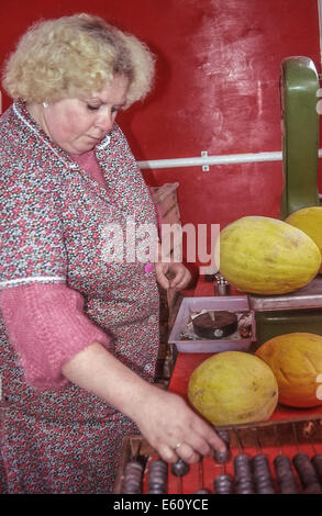 Tallinn, Estonie. 2Nd Sep 1990. Une femme vendant des melons utilise un abaque à un marché aux puces en plein air à Tallinn, la capitale et la plus grande ville d'Estonie. Cette photo a été prise lorsque l'Estonie a été la RSS d'Estonie, une partie de l'Union soviétique. © Arnold Drapkin/ZUMA/Alamy Fil Live News Banque D'Images