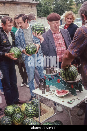 Tallinn, Estonie. 2Nd Sep 1990. Les clients ont jusqu'à la ligne de melons est pesé à un marché aux puces en plein air à Tallinn, la capitale et la plus grande ville d'Estonie. Les biens de consommation n'étaient pas facilement disponibles lorsque cette photo a été prise, l'Estonie a été la RSS d'Estonie, une partie de l'Union soviétique. © Arnold Drapkin/ZUMA/Alamy Fil Live News Banque D'Images