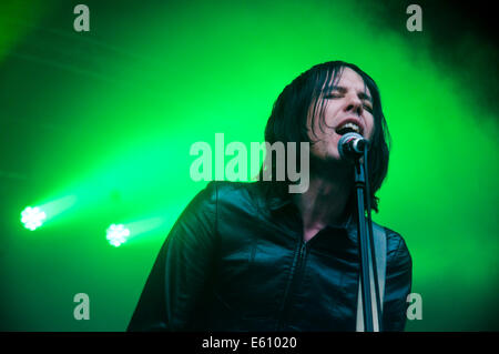 10/8/2014, Sunderland, Royaume-Uni. Les lits d' frontman Ryan Jarman reçoit le ctrowd à Sunderland's Split Music Festival, qui a eu lieu dans le quartier de Mowbray Park. (C) Paul Swinney/Alamy Live News Banque D'Images