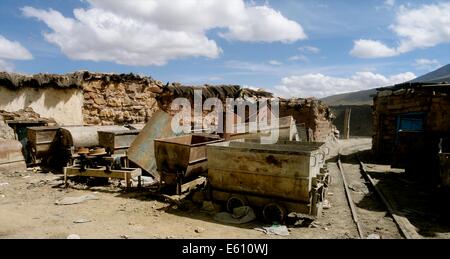 Les chariots de mine dans une cour sur le Cerro Rico mines, Potosi, Bolivie Banque D'Images