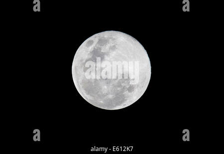 Buenos Aires, Argentine. 10e Août, 2014. Le phénomène de la "upermoon" apparaît au-dessus de la ville de Buenos Aires, capitale de l'Argentine, le 10 août, 2014. Il s'appelle supermoon lorsque l'orbite lunaire techniquement connu sous le nom de Perigee est à son point le plus proche de la Terre, en faisant en sorte qu'il semble plus grand et plus lumineux que d'habitude. Crédit : Martin Zabala/Xinhua/Alamy Live News Banque D'Images