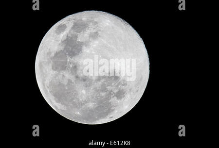 Buenos Aires, Argentine. 10e Août, 2014. Le phénomène de la "upermoon" apparaît au-dessus de la ville de Buenos Aires, capitale de l'Argentine, le 10 août, 2014. Il s'appelle supermoon lorsque l'orbite lunaire techniquement connu sous le nom de Perigee est à son point le plus proche de la Terre, en faisant en sorte qu'il semble plus grand et plus lumineux que d'habitude. Crédit : Martin Zabala/Xinhua/Alamy Live News Banque D'Images