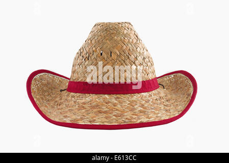 Chapeau de paille cowboy américain traditionnel isolé sur fond blanc. Accessoire d'agriculteurs. Banque D'Images