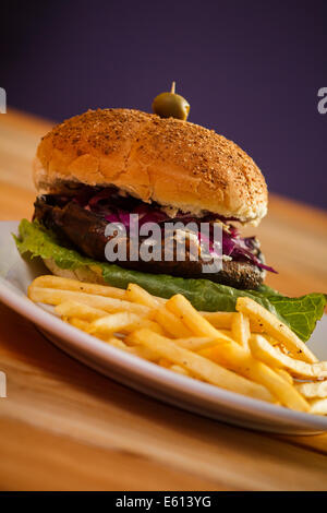 Pain multigrains vegan burger de portobello plaque avec frites Banque D'Images