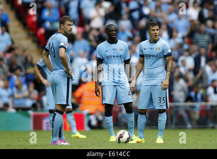 Londres, Yaya d''¨¦ et Stevan Jovetic regarder déprimé après l'Arsenal Aaron Ramsey marquant leur deuxième but lors du match entre le bouclier de la communauté de Manchester City et Arsenal au stade de Wembley à Londres. 10e Août, 2014. (L à R) de Manchester City, Edin Dzeko¨¦ Yaya Tour et Stevan Jovetic regarder déprimé après l'Arsenal Aaron Ramsey marquant leur deuxième but lors du match entre le bouclier de la communauté de Manchester City et Arsenal au stade de Wembley à Londres, Angleterre le 10 août 2014. Manchester City a perdu 0-3. Credit : Wang Lili/Xinhua/Alamy Live News Banque D'Images