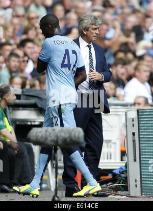 Londres, Royaume-Uni. 10e Août, 2014. Manchester City's Yaya d''¨¦ accueille son manager Manuel Pellegrini après avoir été remplacé par Bruno Zuculini pendant le match entre le bouclier de la communauté de Manchester City et Arsenal au stade de Wembley à Londres, Angleterre le 10 août 2014. Manchester City a perdu 0-3. Credit : Wang Lili/Xinhua/Alamy Live News Banque D'Images