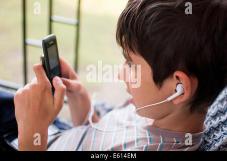 L'écoute au casque de la musique des ados Banque D'Images