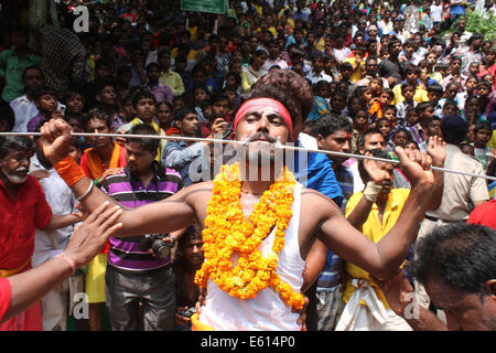 South Indian dévot obtient sa joue percée d'une tige de métal tout en participant à une procession religieuse pour louer la déesse hindoue Shetala Mata à Chandigarh. © Kapil Sethi/Pacific Press/Alamy Live News Banque D'Images