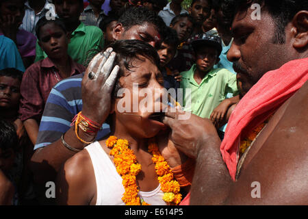 South Indian dévot obtient sa joue percée d'une tige de métal tout en participant à une procession religieuse pour louer la déesse hindoue Shetala Mata à Chandigarh. © Kapil Sethi/Pacific Press/Alamy Live News Banque D'Images