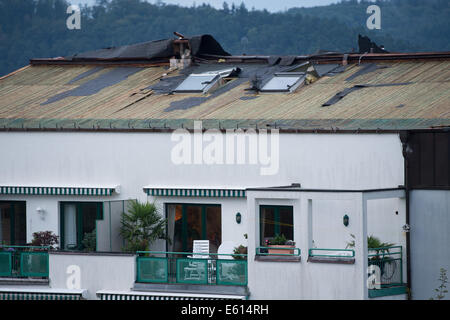 Bad Schwalbach, Allemagne. 10e Août, 2014. Une maison ciel ouvert par la tempête est photographié à Bad Schwalbach, Allemagne, 10 août 2014. Une tornade avec une tempête de pluie a causé des dommages dans les millions dans le centre de bien-être. De nombreux véhicules ont été endommagés, toits de maisons et détruit les zones forestières. Photo : Boris Roessler/dpa/Alamy Live News Banque D'Images