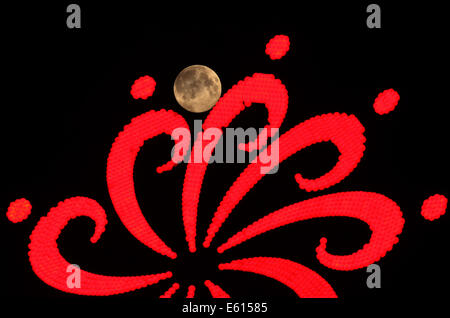 Jiangsu, Chine. 10e Août, 2014. Le ''upermoon'' augmente dans le Jiangsu, Chine, le 10 août 2014. Le ''upermoon, '' techniquement connu comme ''Lune périgée, '' apparaît lorsque la lune est à son plus proche de la Terre dans son orbite, en faisant en sorte qu'il semble beaucoup plus grand et plus lumineux que d'habitude. Crédit : SIPA Asie/ZUMA/Alamy Fil Live News Banque D'Images