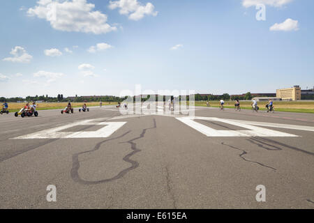 Les gens qui font de divers sports au parc de Tempelhof, l'ancien aéroport de Tempelhof, Berlin, Allemagne Banque D'Images