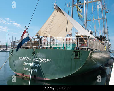 PULA, CROATIE - Juillet 23, 2014 : le navire de Greenpeace Rainbow Warrior 'III' au port de Pula. Banque D'Images