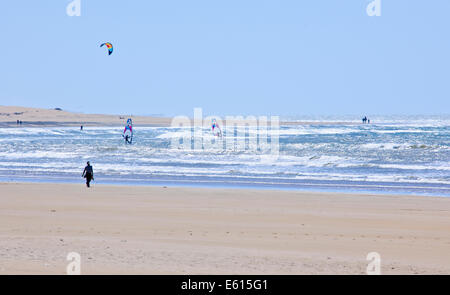 Essaouira,mer,sun,Planche à voile,les marcheurs,Chameau,plus venteux Ville en Afrique,Paul Street,Voyages et photographe de paysage,Maroc Banque D'Images