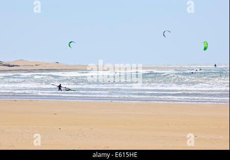 Essaouira,mer,sun,Planche à voile,les marcheurs,Chameau,plus venteux Ville en Afrique,Paul Street,Voyages et photographe de paysage,Maroc Banque D'Images