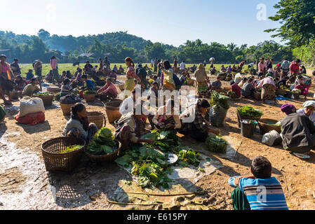 Gens qui vendent des noix de bétel dans un marché dans le village de Pan, Mraun Sittwe District, l'État de Rakhine, au Myanmar Banque D'Images