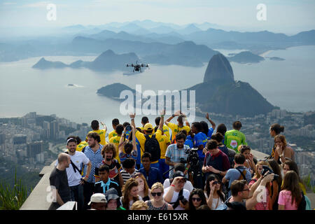 Les concepteurs dans le sens d'un drone avec caméras, Octopoter, sur le pont d'observation devant le Christ Rédempteur Banque D'Images