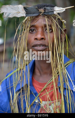 Musicien avec une coiffe faite de bast et une plume, Nkala, province de Bandundu, République démocratique du Congo Banque D'Images