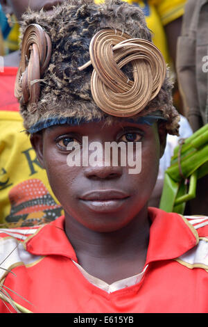 Garçon portant une coiffe traditionnelle, portrait, Nkala, province de Bandundu, République démocratique du Congo Banque D'Images