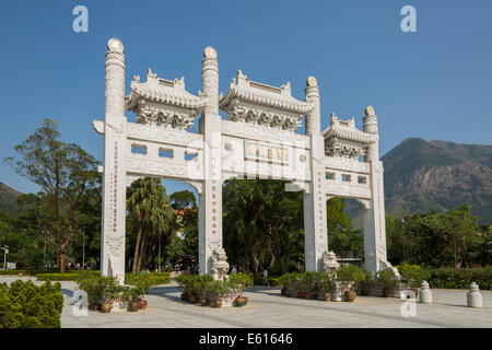 Portail, monastère Po Lin, Lantau Island, Hong Kong, Chine Banque D'Images