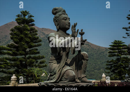 Statue bouddhiste louant Tian Tan Buddha ou le Grand Bouddha, Lantau Island, Hong Kong, Chine Banque D'Images