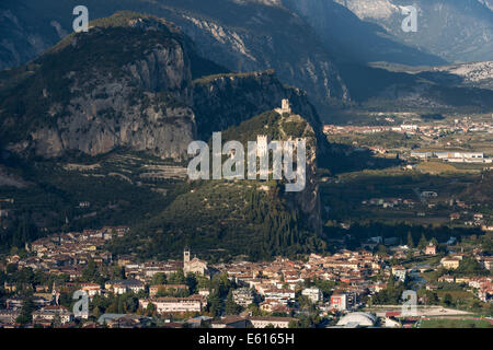 Falaises avec les ruines de château Castello di Arco ou Arco Arco, au-dessus de la vallée de Sarca, Trentino-Alto Adige, Italie Banque D'Images