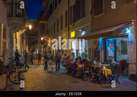 Rue piétonne du centre historique de la ville le soir, Arco, Trentino-Alto Adige, Italie Banque D'Images