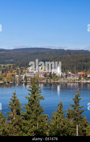 Le lac Titisee en automne, Titisee-Neustadt, Forêt-Noire, Bade-Wurtemberg, Allemagne Banque D'Images