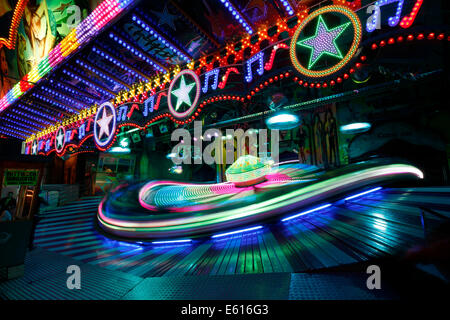 Fête foraine ride, fête foraine dans la soirée, cologne, Rhénanie du Nord-Westphalie, Rhin, Allemagne Banque D'Images