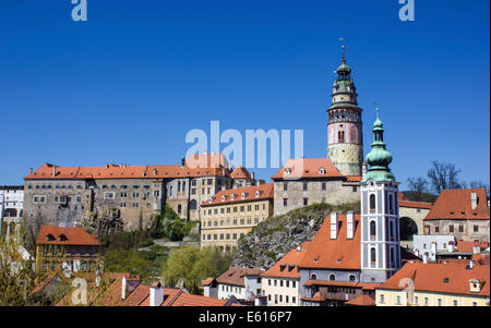 Église Saint Jost en face de Český Krumlov Château avec la tour du château, Český Krumlov, Jihočeský kraj, La Bohême du Sud Banque D'Images