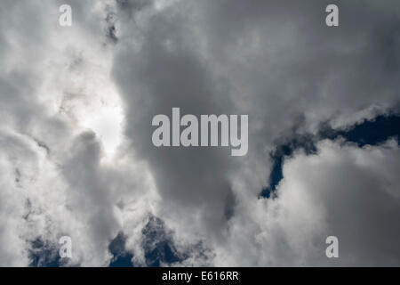 Nuages contre un ciel sombre Banque D'Images